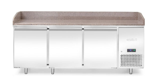 Arktic Pizza-Kühltisch mit Granitarbeitsplatte –  3 Türen – 375 l – 230 V / 400 W – 800 × 2010 × H 875 mm – Produktansicht