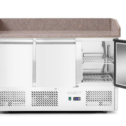 Arktic Pizzatisch – dreitürig mit Aufsatzkühlvitrine 380+40 l – 254 l – 230 V / 400 W – 700 × 1400 × 943 mm – weitere Produktansicht