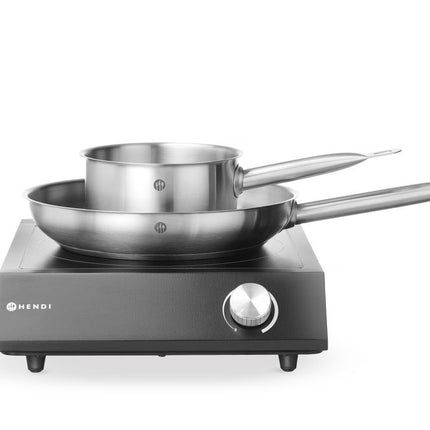 HENDI Set: Induktionskocher 3500 W + Stielkasserolle + Bratpfanne – 230 V / 3500 W – Schwarz – 320 × 395 × H 95 mm – Produktansicht