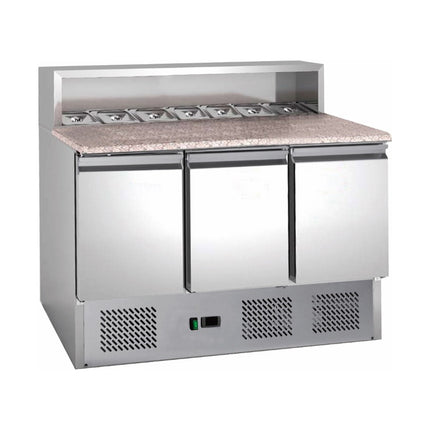 Saladette mit eingebauter Kühlung | 3 Türen | Volumen: 333 Liter | 1365 x 700 x 1087 mm von A & S Gastro – Kühltische für die Gastronomie